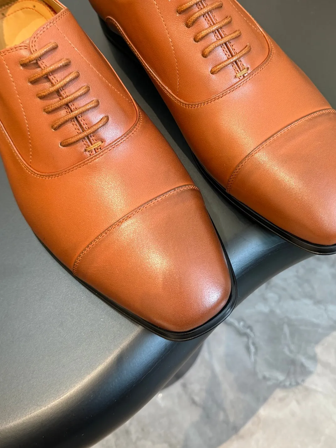 💰960 Christia*.Loubouti* high-end men's business formal leather shoes, original genuine cowhide red sole, imported Italian cowhide outsole, first-layer cowhide, water-dyed cowhide lining, high-end luxury. Size: 39-44 (customized at 38.45.46)✅